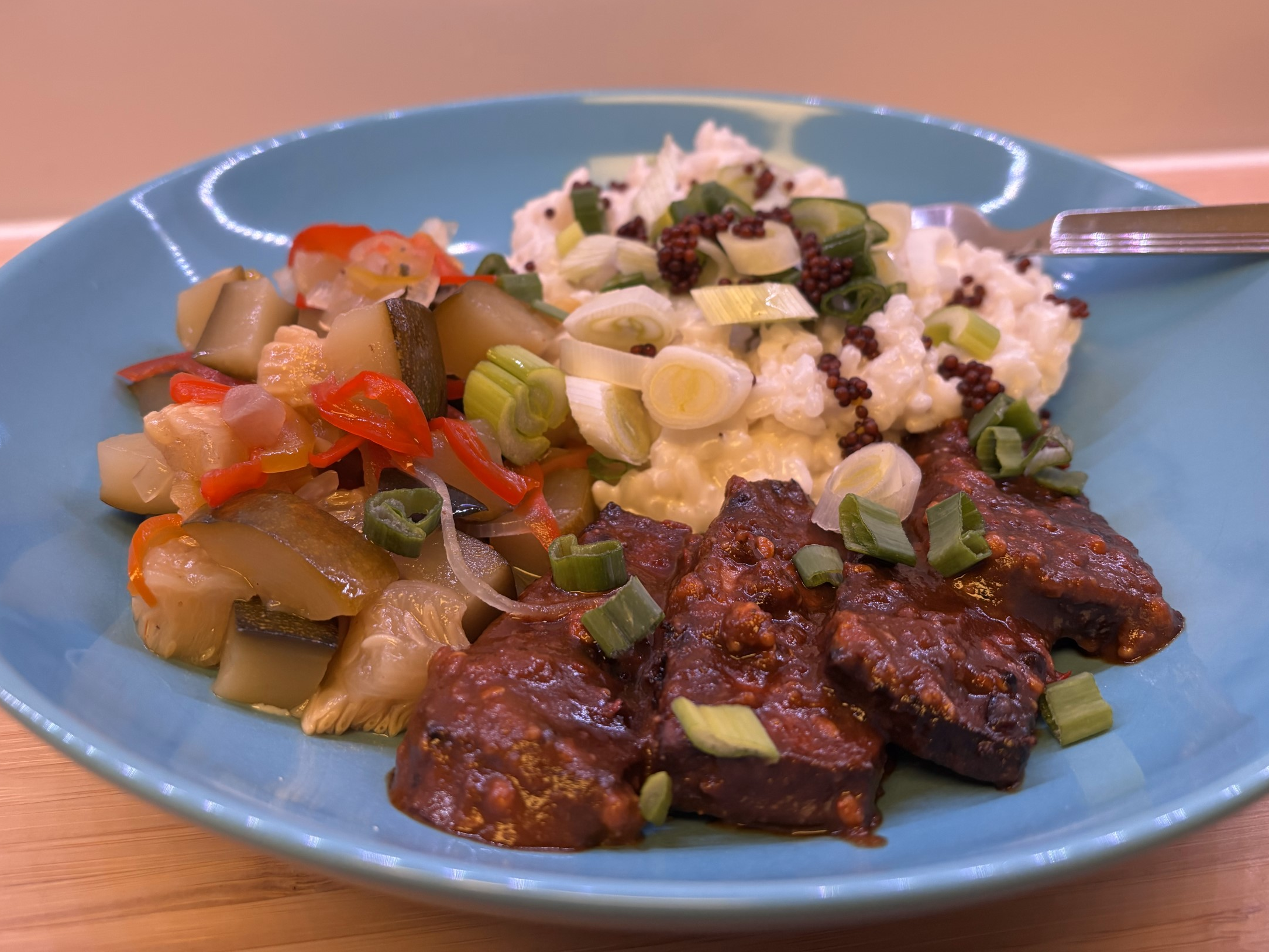 Veganer Milchreis mit würzig mariniertem Tofu